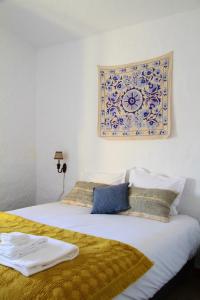 ein Schlafzimmer mit zwei Betten und einem Bild an der Wand in der Unterkunft Monte Barriga in Beja + 26 Fotos
