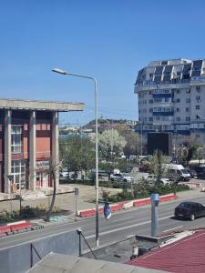 eine Stadtstraße mit einer Straßenlaterne und einem Gebäude in der Unterkunft D'oro in Tulcea
