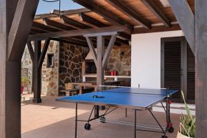 a ping pong table in the middle of a patio at Casa Jess in Tías