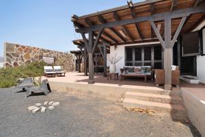 a house with a patio with a wooden roof at Casa Jess in Tías
