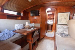 a small room with a table and a couch at Quo Vadis Yacht in Bisceglie