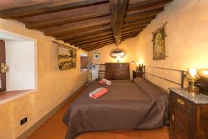 a bedroom with a bed and a dresser in a room at Il Mirtillo in Pisa