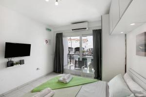 a white room with a bed and a window at Loft Guanapay 1 in Arona