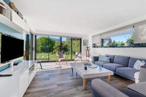 a living room with a couch and a tv at Ker Helo-ana in Brignogan-Plage