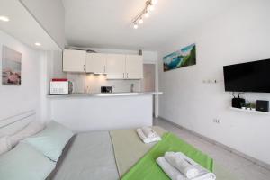 a small room with a bed and a kitchen at Loft Guanapay 1 in Arona +13 photos