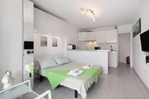 a small room with a bed and a kitchen at Loft Guanapay 1 in Arona