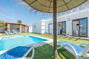 an image of a villa with a swimming pool at Casa Capricho in Vejer de la Frontera
