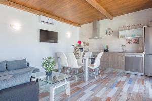 a kitchen and living room with a table and chairs at Casa Capricho in Vejer de la Frontera