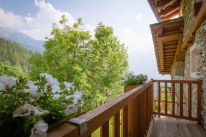 a balcony with a view of the mountains at Civico 8 in Marmora
