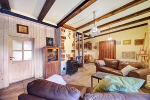 a living room with two couches and a fireplace at Das Künstlerhaus - dein Sommerhaus in Köckern