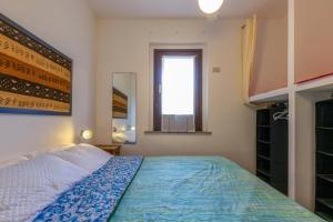a bedroom with a bed and a window at Pergola 706 in Stintino