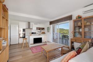 a living room with a couch and a table and a kitchen at Casa Golf in Son Parc