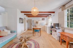 a living room with a couch and a table at Casa Juliana Tijarafe in Tijarafe