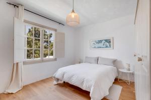 a white bedroom with a bed and a window at Casa Juliana Tijarafe in Tijarafe +30 photos