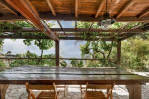 a large wooden table with chairs under a wooden ceiling at Casa Juliana Tijarafe in Tijarafe