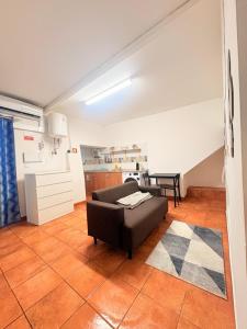 a living room with a couch and a kitchen at O Meu Cantinho in Elvas