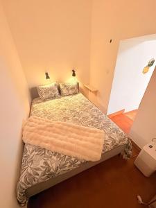 a small bedroom with a bed in a room at O Meu Cantinho in Elvas