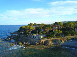 an aerial view of a house on a rocky island in the ocean at Exception Maison pieds dans l'eau in Fréjus
