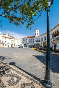 a street light in the middle of a city street at O Meu Cantinho in Elvas
