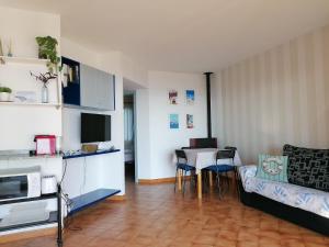 a living room with a couch and a table at Villetta Son Bou in Son Bou