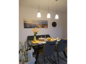 a dining room with a table and chairs at Ferienwohnung Seepferdchen in Heiligenhafen