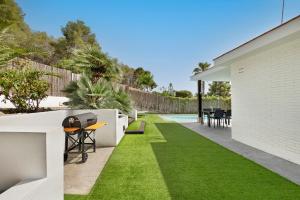 an image of a backyard with green grass at Casa-piscina privada en Vallpineda in Sant Pere de Ribes