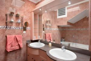 a bathroom with two sinks and a large mirror at Casa del Pescador 2 in Santa Cruz de Tenerife +37 photos