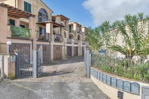 an entrance to a building with a gate at Appartamento Orchidea in Capoliveri