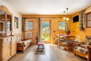 a living room with a table and a couch at Chalet Panorama Rabbi By Immobilux in Rabbi