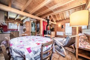 a kitchen and dining room with a table and chairs at Chalet 6p Classique - Amarock in Verchaix