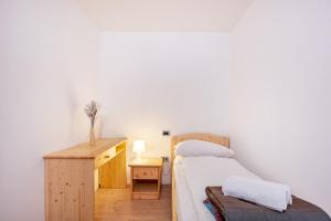 a bedroom with a bed and a desk and a bed sidx sidx sidx at Chalet Panorama Rabbi By Immobilux in Rabbi