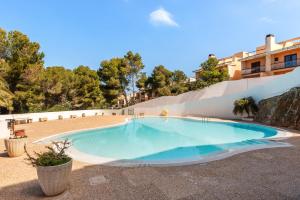 a large swimming pool in the middle of a building at Apartamento Dos Geckos in Son Parc