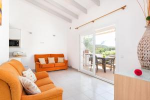 a living room with an orange couch and a table at Apartamento Dos Geckos in Son Parc