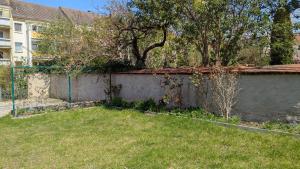 a yard with a retaining wall and a tree at CVJM Peregrinus Herberge in Görlitz