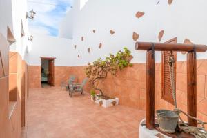 a patio with a table and chairs in a building at Casa Abuela Nicolasa in Máguez