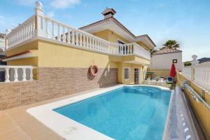a villa with a swimming pool and a house at Apartamento villasol in Arona