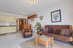 a living room with a couch and a table at Apartamento villasol in Arona