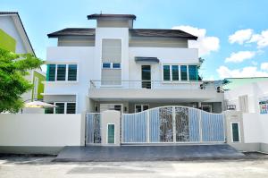 una casa blanca con una puerta azul delante de ella en Plumeria Luxury Service Villa, en George Town