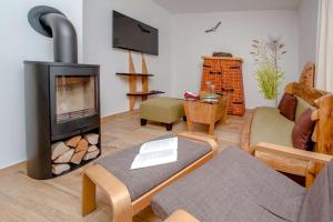 a living room with a fireplace and a couch at Ferienwohnung Storchennest in Neuendorf am See