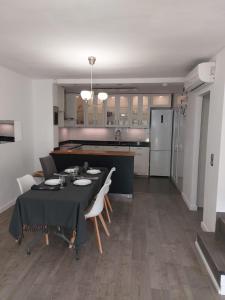 a dining room and kitchen with a table and chairs at Bonito bungalow en la playa in Gran Alacant