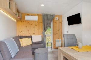 a living room with a couch and a table at Tinyhouse Entspannung und Erholung in Untergriesbach