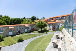 an aerial view of a courtyard with a building at Vivienda Jardin in Monforte de Lemos