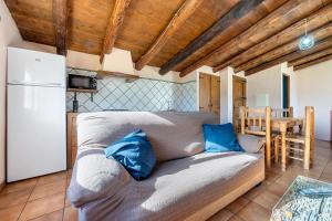 a living room with a couch and a kitchen at La Sala in Peñarroya de Tastavins