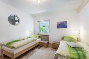two beds in a room with a window at Ferienwohnung Auszeit Sauerland in Meinerzhagen