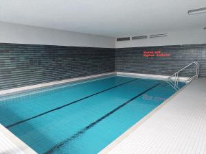 a large swimming pool in a building at Ferienwohnung Sander mit Innenpool in Möhnesee
