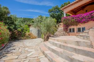 a set of stairs leading up to a house with purple flowers at Villa Lucio in La Londe-les-Maures