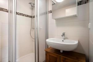 a bathroom with a sink and a shower at Bungalow Schoner Greif, Bgl 8 in Dranske +19 photos