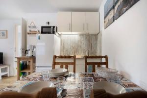 a kitchen and dining room with a table and chairs at Bungalow Schoner Greif, Bgl 8 in Dranske