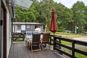 a patio with a table and an umbrella at Bungalow Schoner Greif, Bgl 8 in Dranske