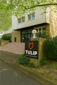 ein Gebäude mit einem Schild davor in der Unterkunft TULIP Hotels & Residences - Marne-la-Vallee Torcy in Torcy
